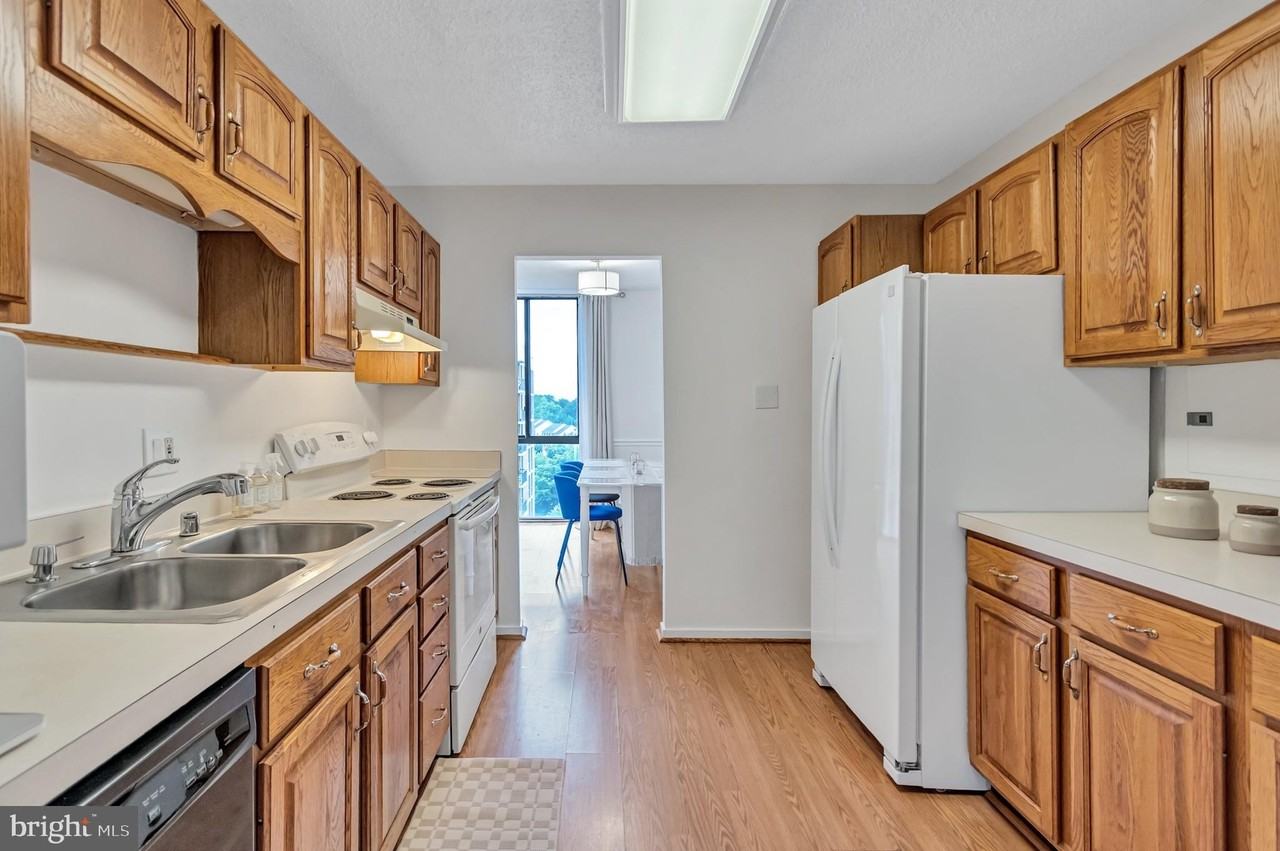 2300 Pimmit Dr #1201 - Photo 6 of 28