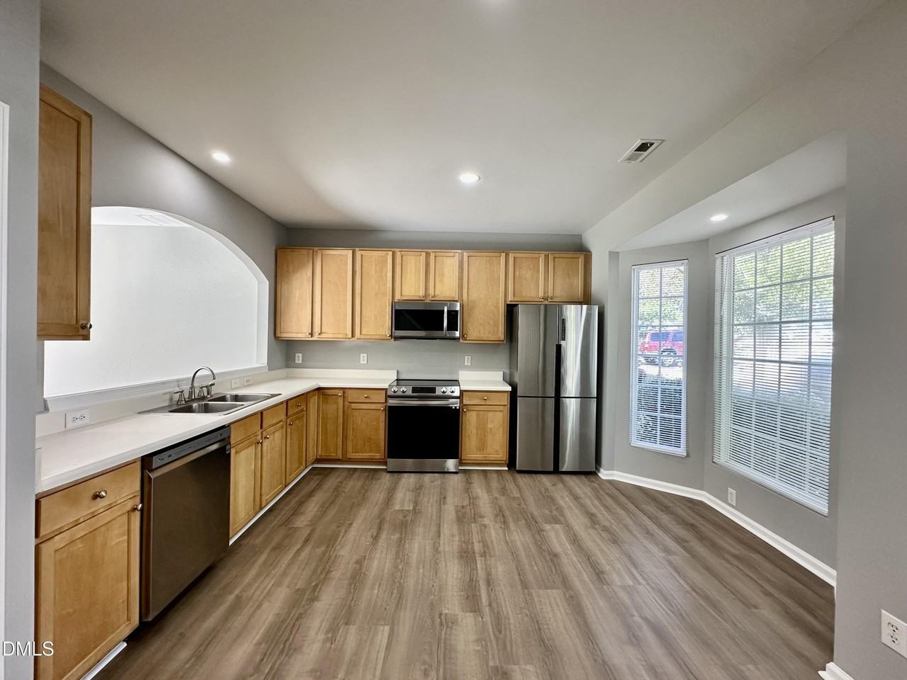 208 Walnut Woods Dr - Photo 3 of 23