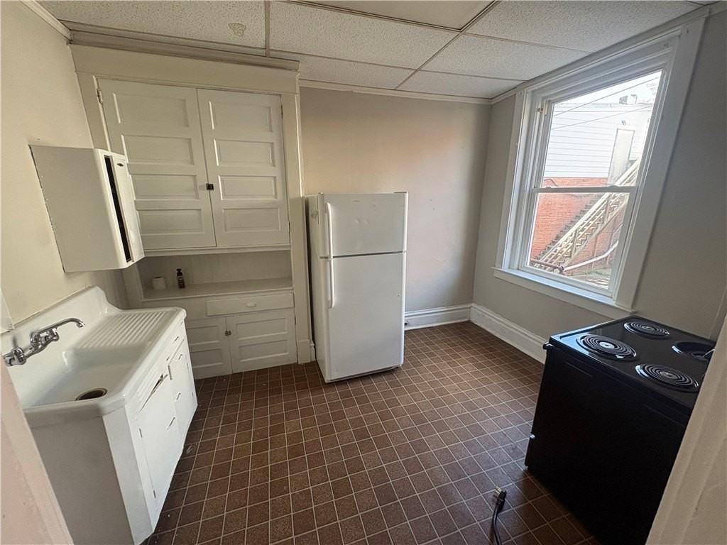 211 S 2nd St - Photo 3 of 6