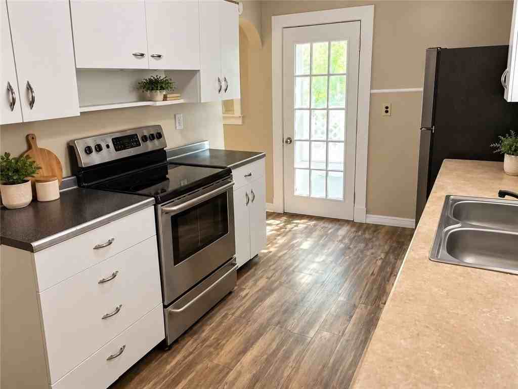 215 Donnan Ave - Photo 2 of 9