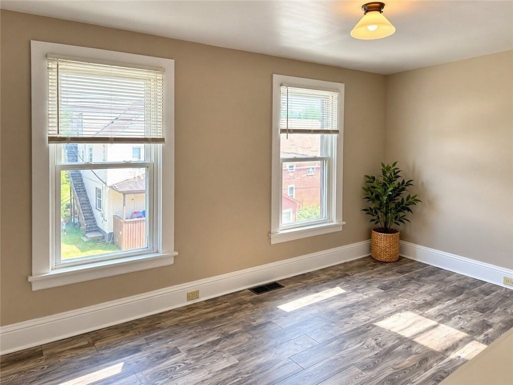 215 Donnan Ave - Photo 5 of 9