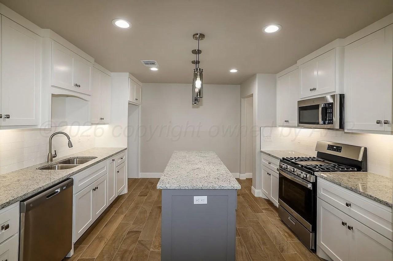 7605 Woodford Ave - Photo 2 of 23