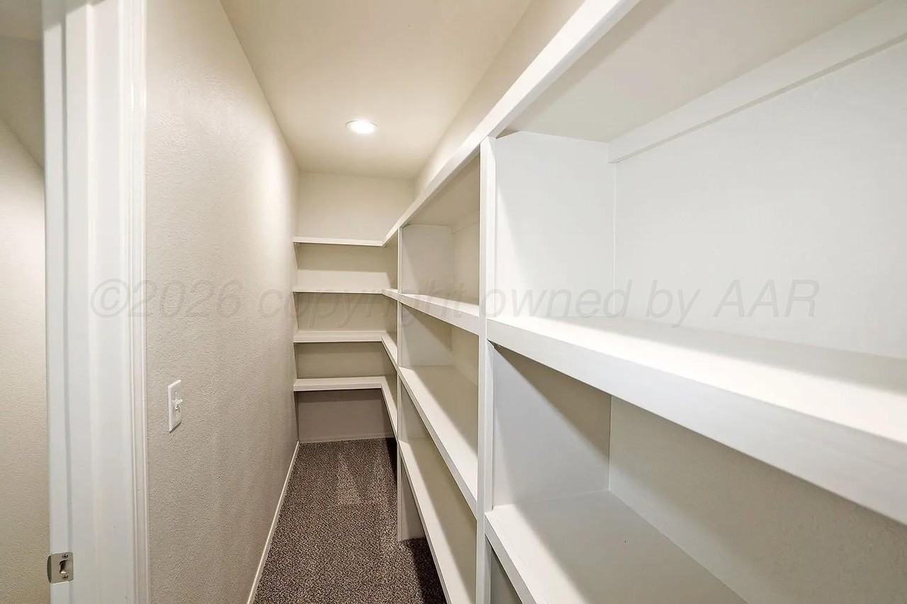 7605 Woodford Ave - Photo 3 of 23