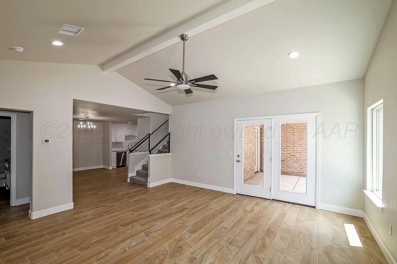 7605 Woodford Ave - Photo 4 of 23
