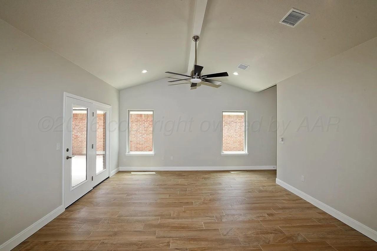 7605 Woodford Ave - Photo 5 of 23