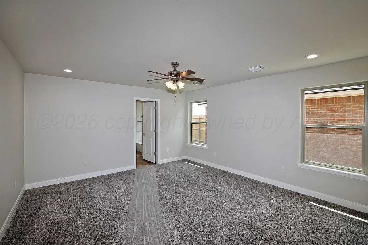 7605 Woodford Ave - Photo 6 of 23