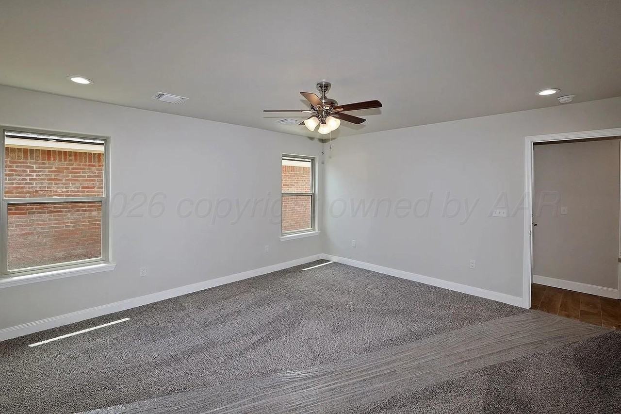 7605 Woodford Ave - Photo 7 of 23