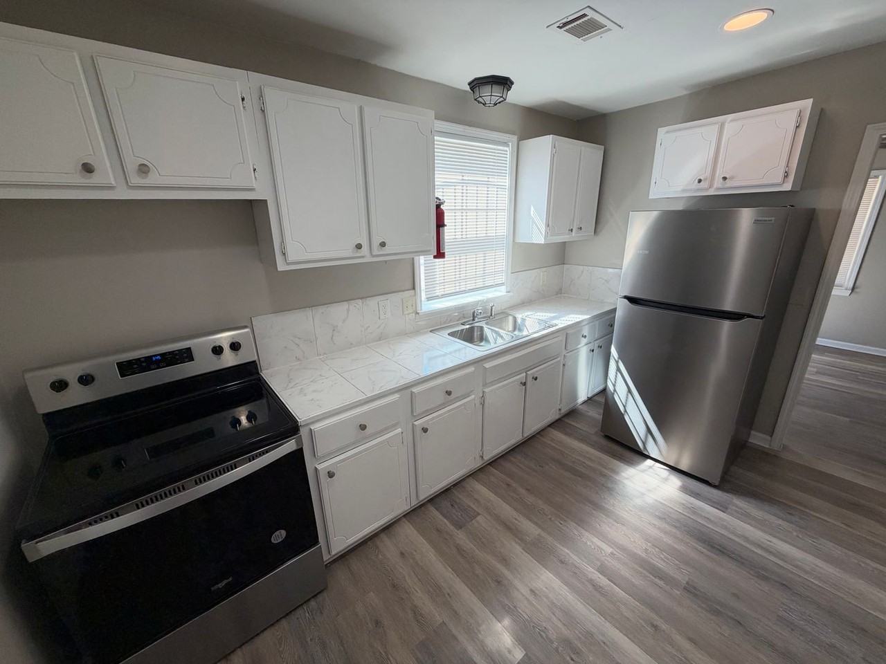 2442 Glenn St - Photo 2 of 8