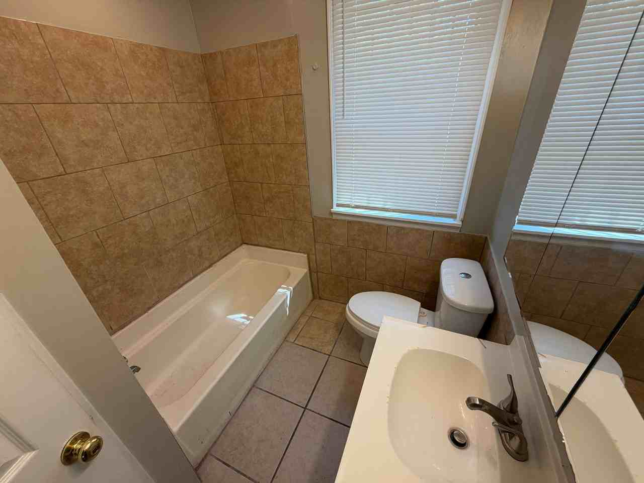 2442 Glenn St - Photo 6 of 8