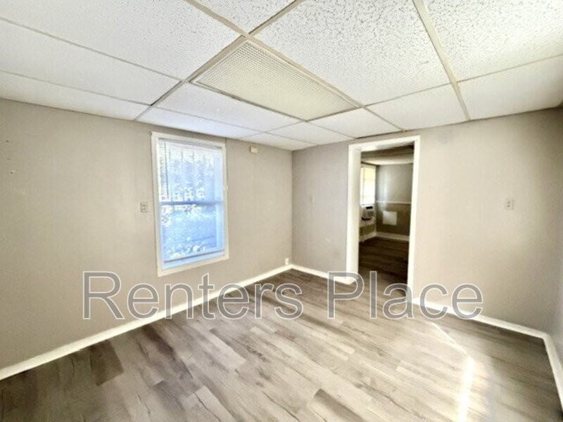 517 S 40th West Ave Unit B - Photo 3 of 8
