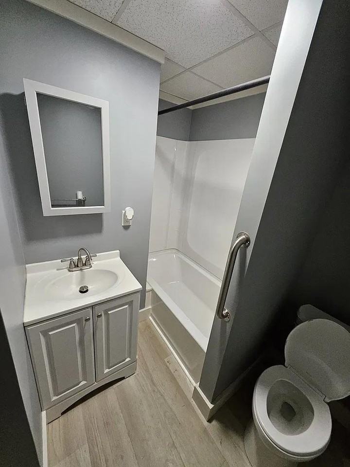 486 Woodford St #4 - Photo 7 of 9