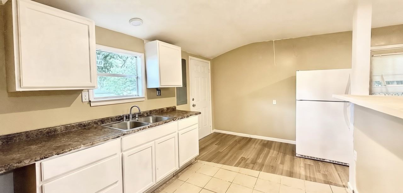 1435 Cherry Ave - Photo 4 of 10