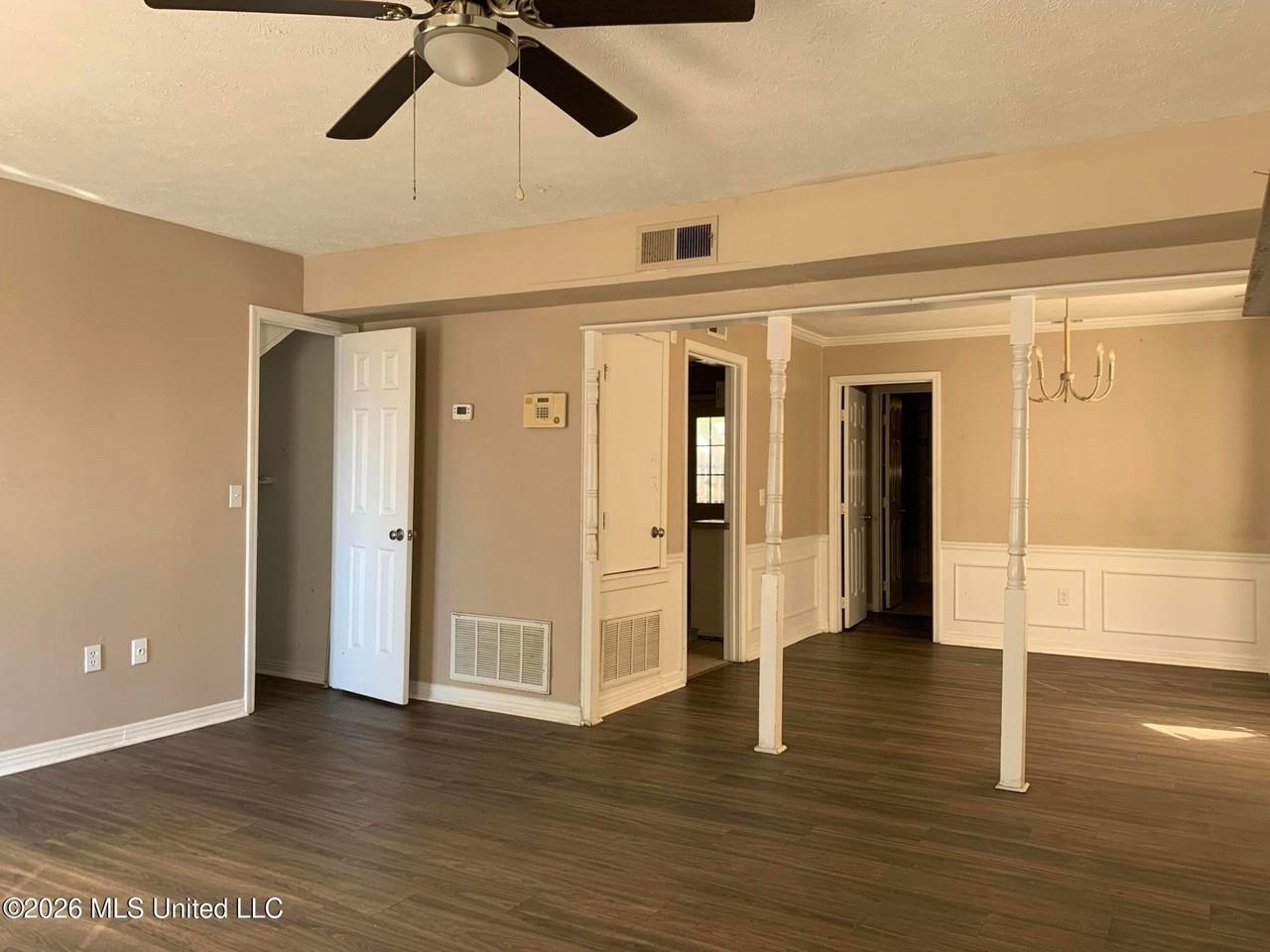 1002 Jamestown Way - Photo 4 of 37