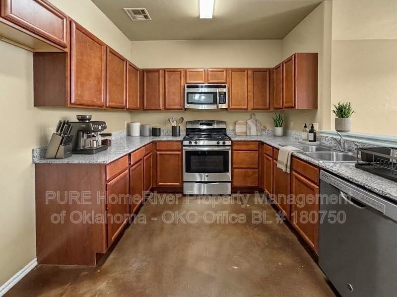 100 Ashley Dr - Photo 2 of 22