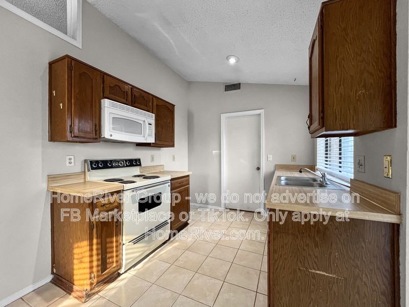 1306 Wyndham Dr - Photo 3 of 20
