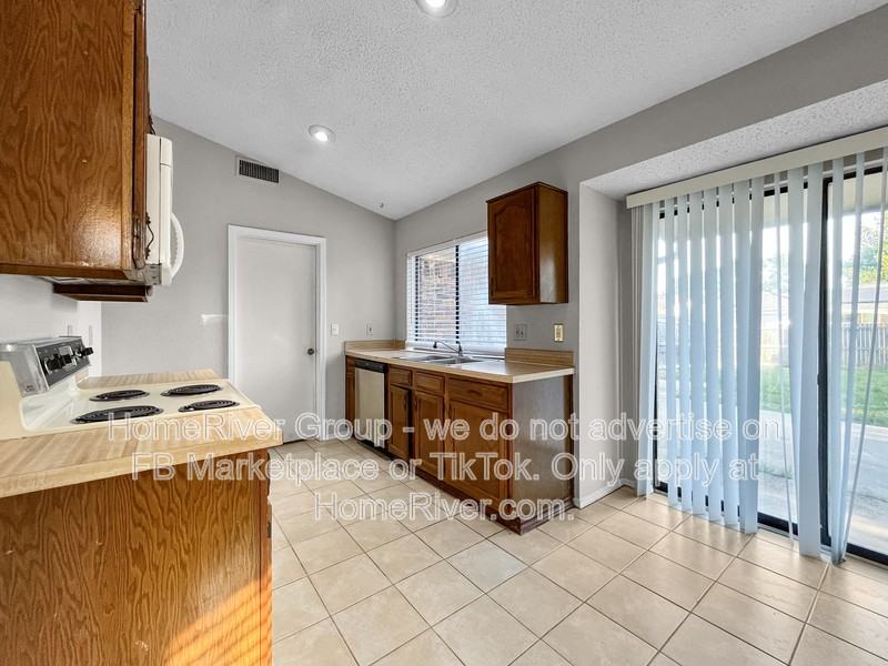 1306 Wyndham Dr - Photo 4 of 20