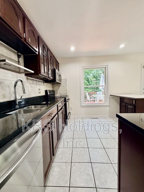 7700 Newington Forest Ave - Photo 5 of 20
