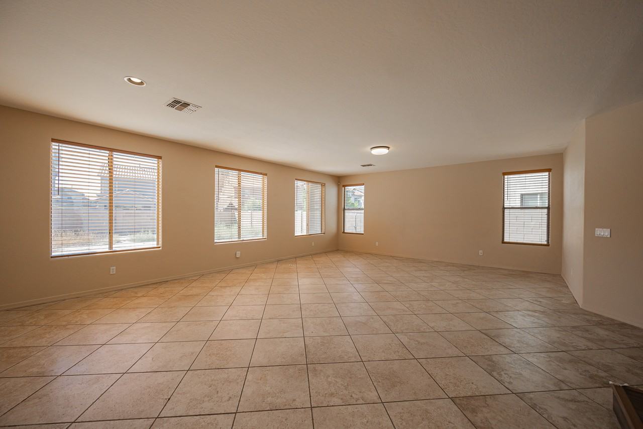 44289 W Windrose Dr - Photo 7 of 28