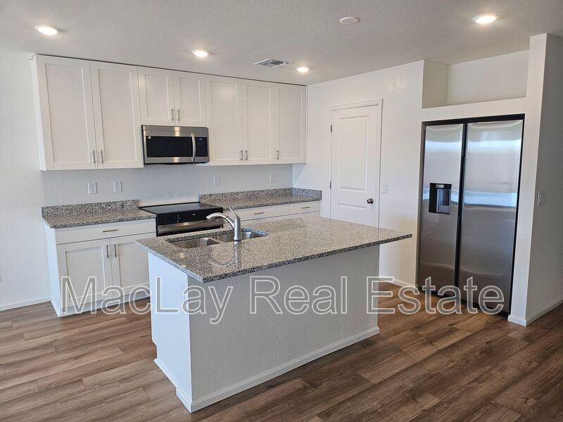 1390 W Aztec Dr - Photo 2 of 19