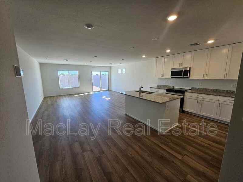 1390 W Aztec Dr - Photo 4 of 19