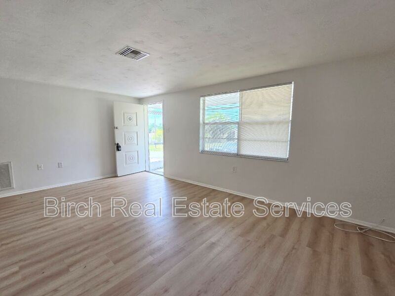 3402 Peterborough St - Photo 4 of 27