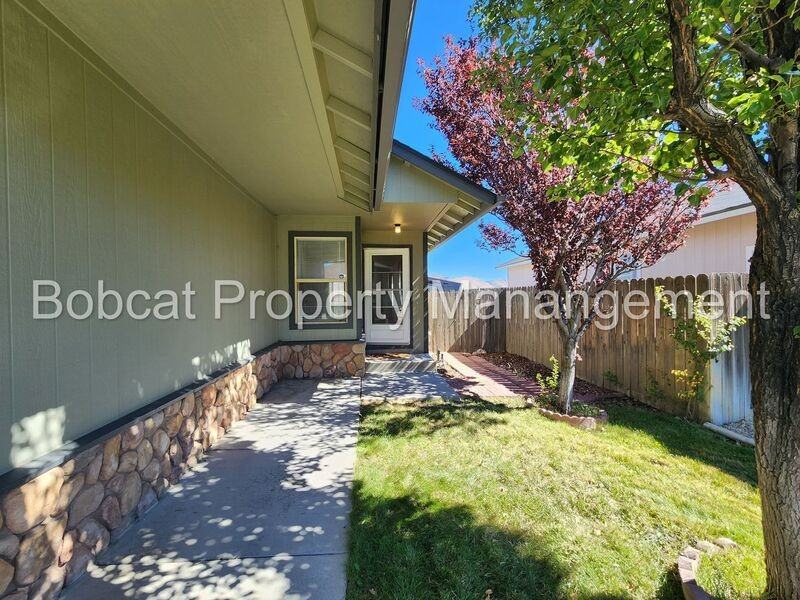 1001 Hillside Dr - Photo 2 of 28