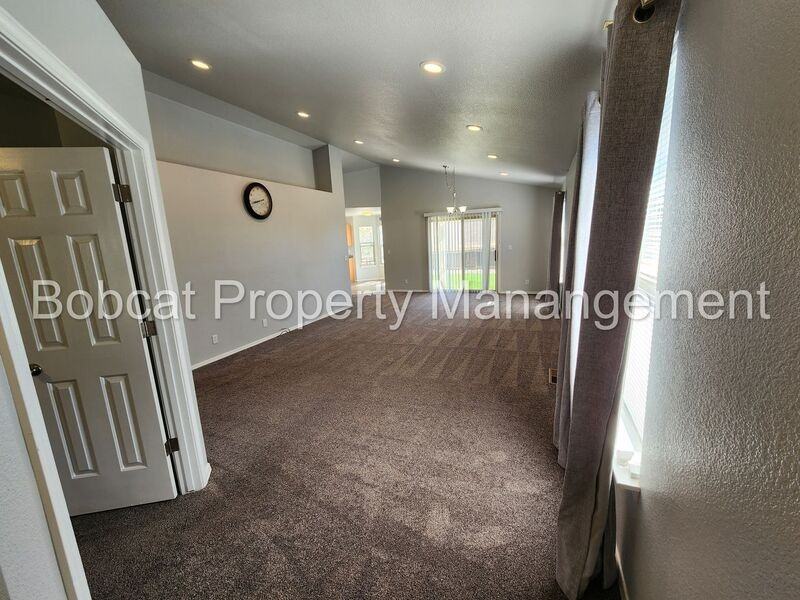 1001 Hillside Dr - Photo 3 of 28