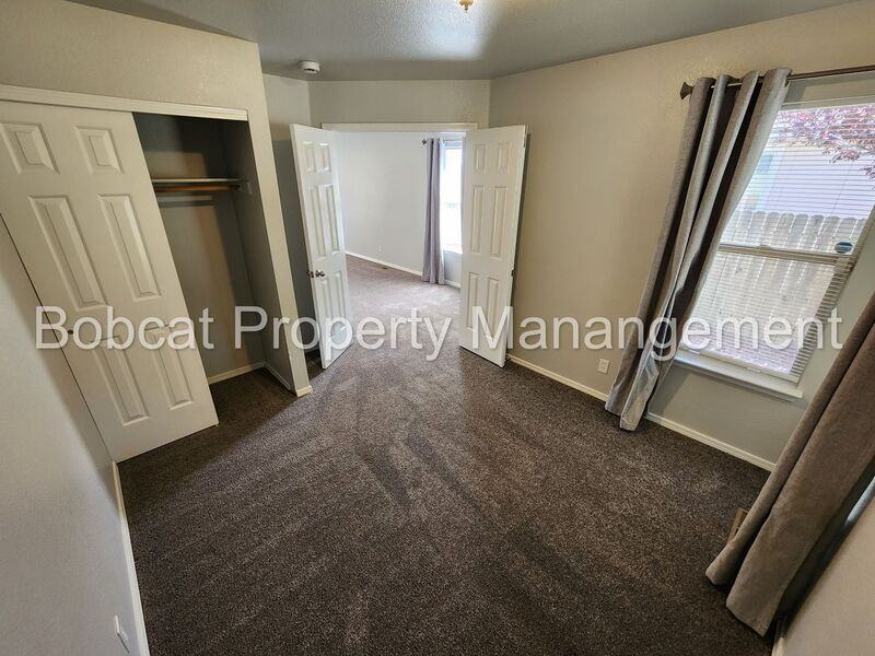 1001 Hillside Dr - Photo 4 of 28
