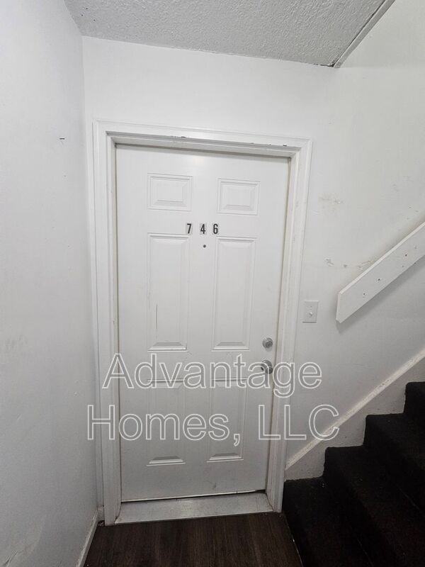 746 N 70th St - Photo 3 of 19
