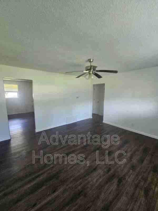 746 N 70th St - Photo 4 of 19