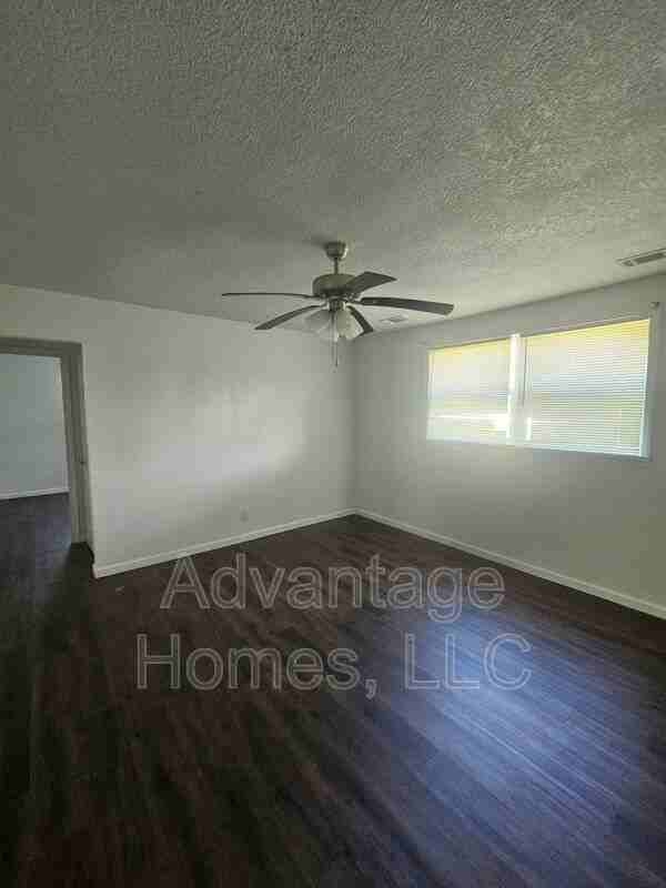 746 N 70th St - Photo 6 of 19
