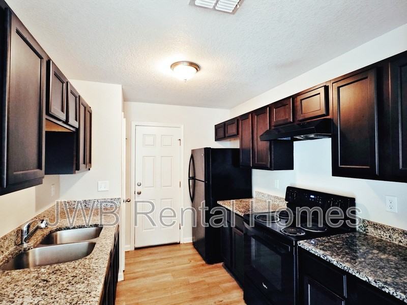 1139 Glencarin St - Photo 2 of 11