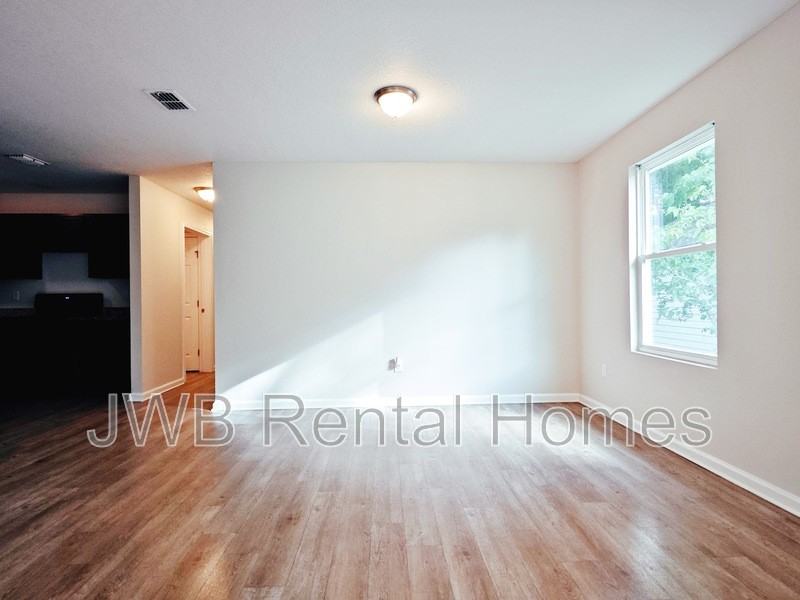 1139 Glencarin St - Photo 4 of 11