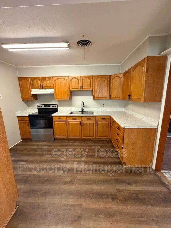 425 Turner St - Photo 3 of 16