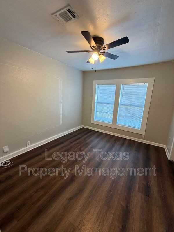 425 Turner St - Photo 4 of 16