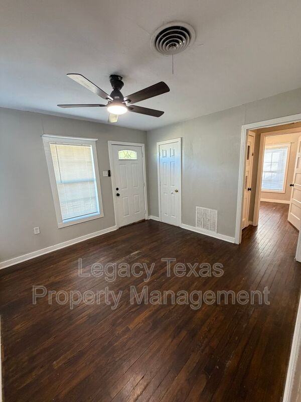 425 Turner St - Photo 7 of 16