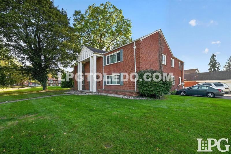 2139 Collinway St - Photo 3 of 32