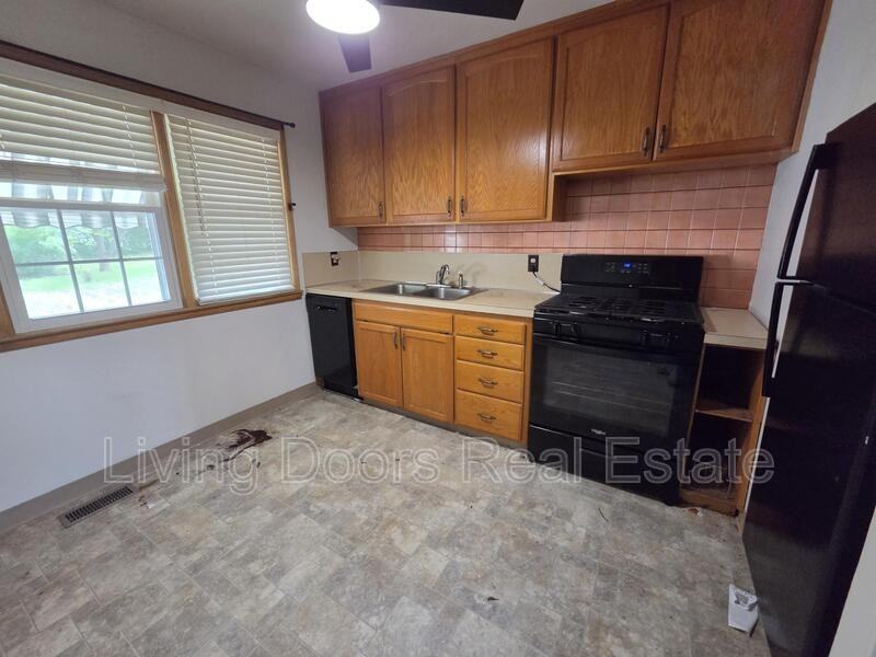 2646 S 38th St - Photo 3 of 11