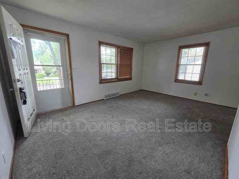 2646 S 38th St - Photo 4 of 11