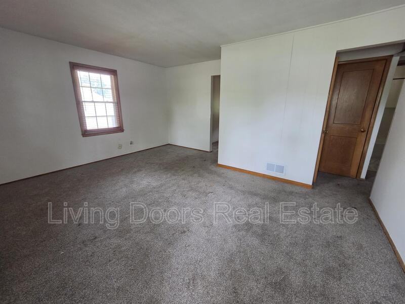 2646 S 38th St - Photo 5 of 11