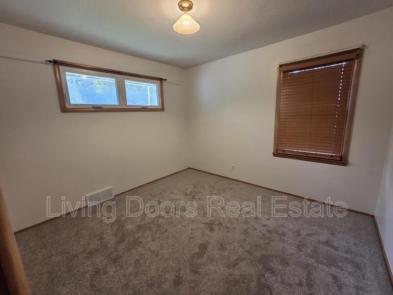 2646 S 38th St - Photo 6 of 11