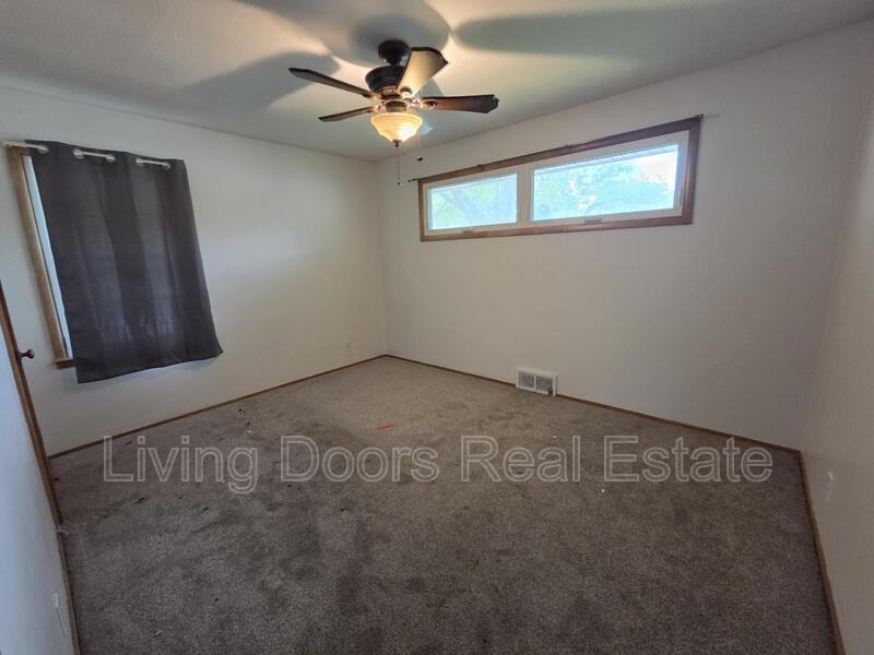 2646 S 38th St - Photo 7 of 11