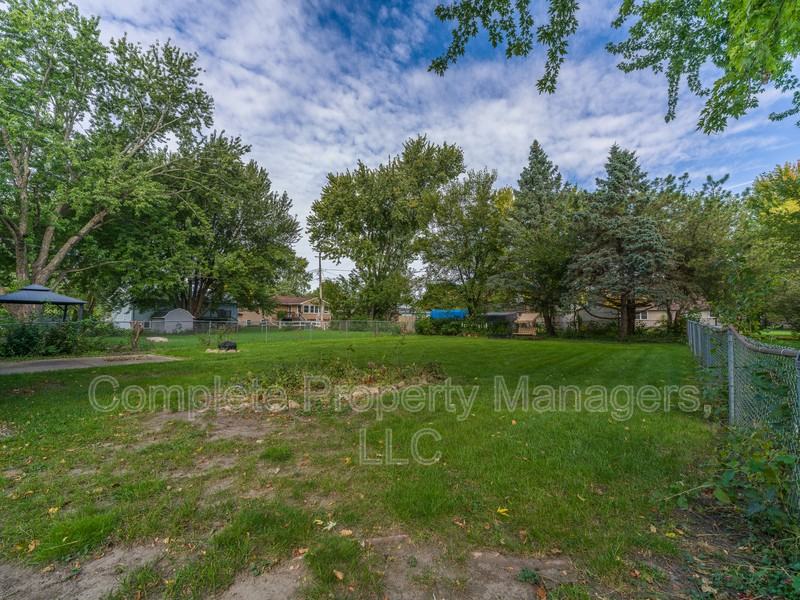 1716 Gateway Dr - Photo 2 of 21