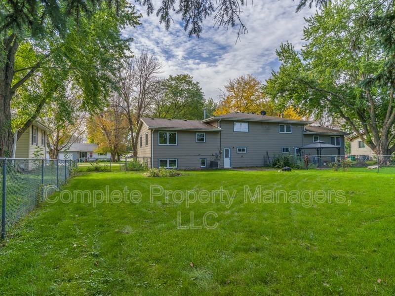1716 Gateway Dr - Photo 3 of 21