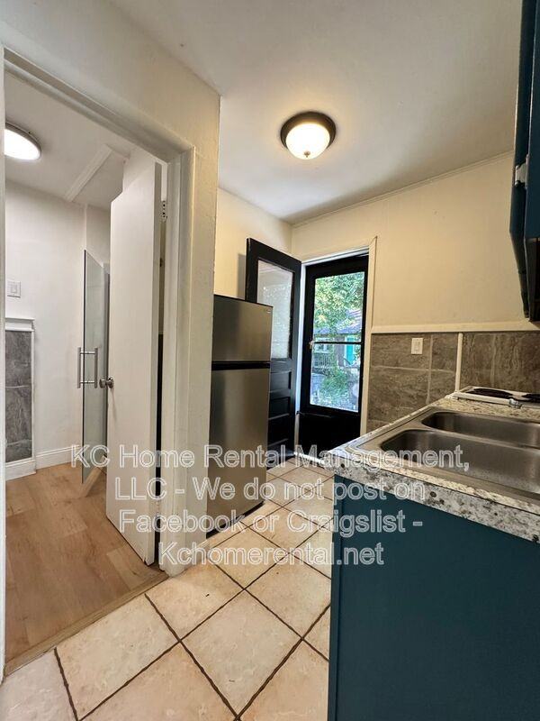 4400 Ne 46th Ter Apt 1e - Photo 5 of 13