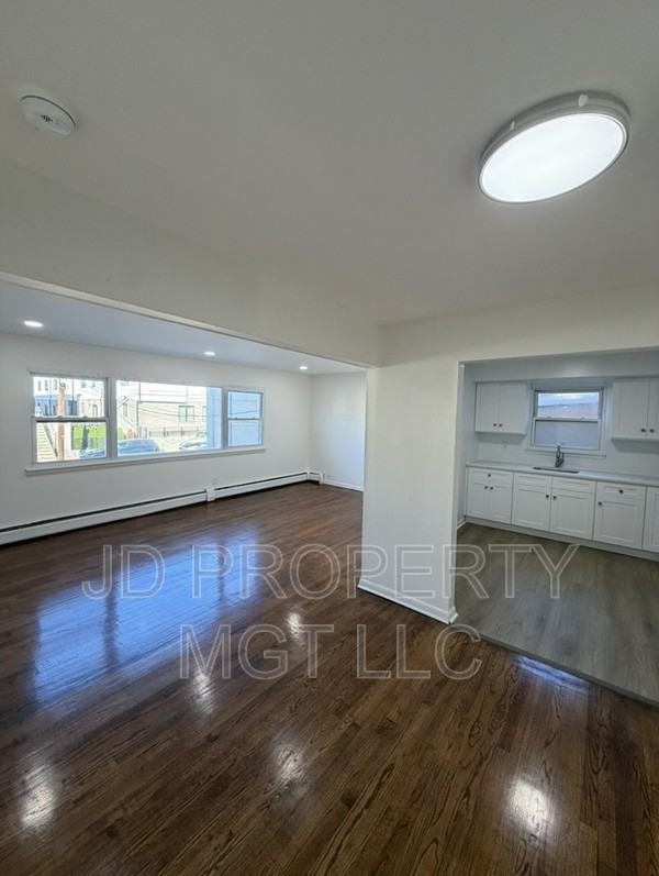 458 Walker St - Photo 2 of 7