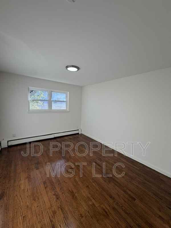 458 Walker St - Photo 4 of 7