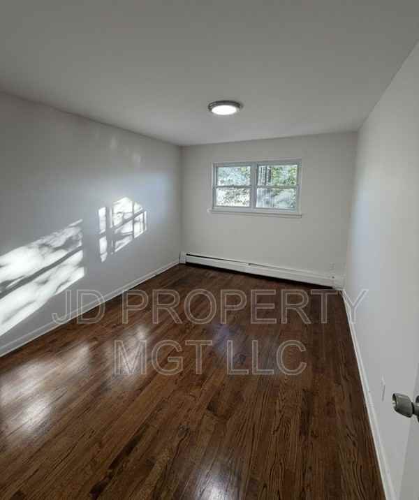 458 Walker St - Photo 5 of 7