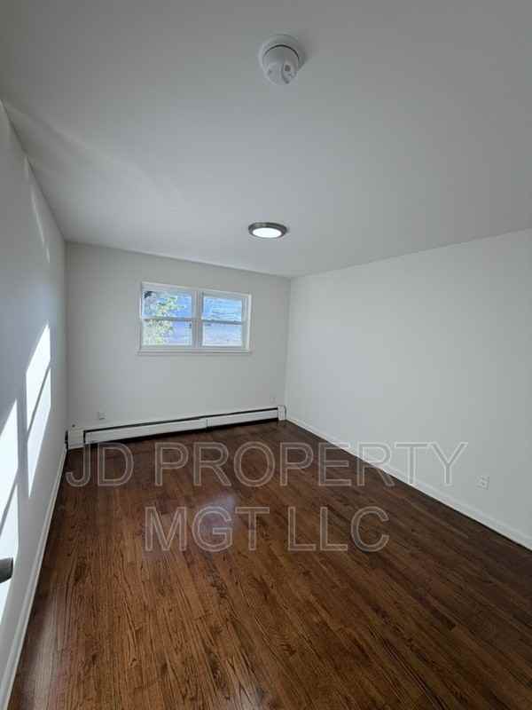 458 Walker St - Photo 6 of 7