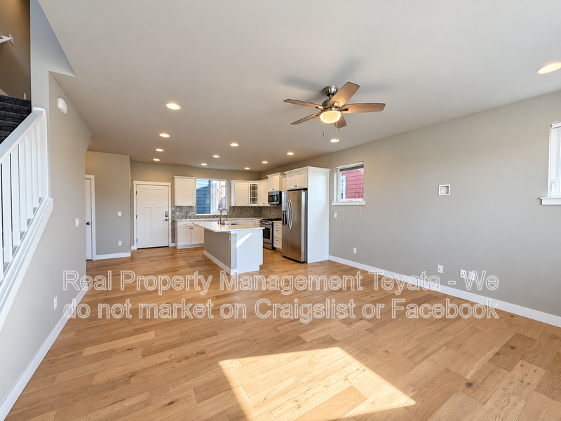 712 Blackstone Ln - Photo 2 of 22
